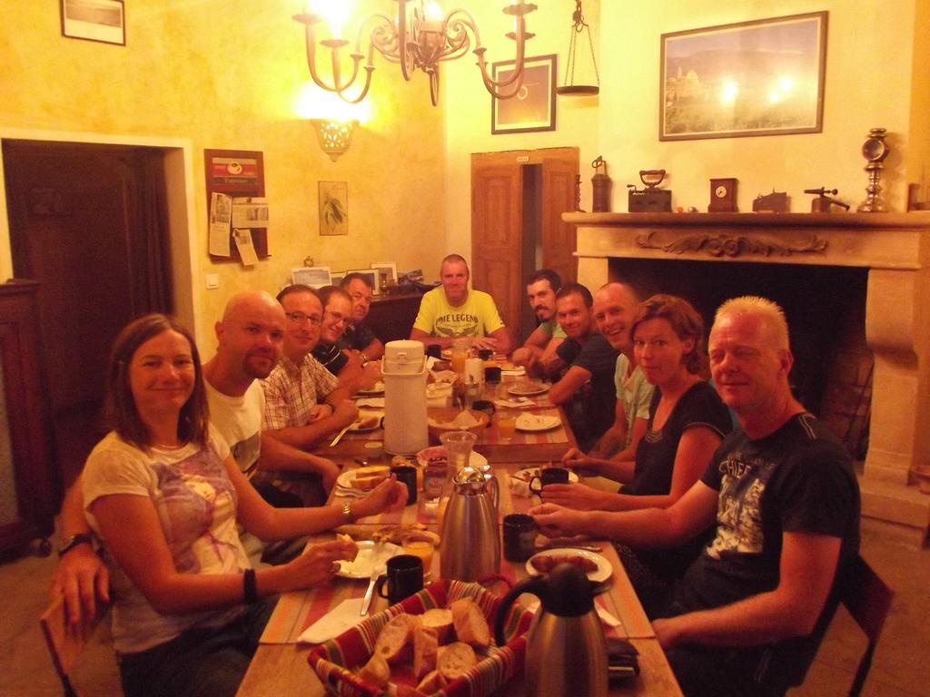 Chambres Et Table D'Hotes Au Brabo Mormoiron Esterno foto