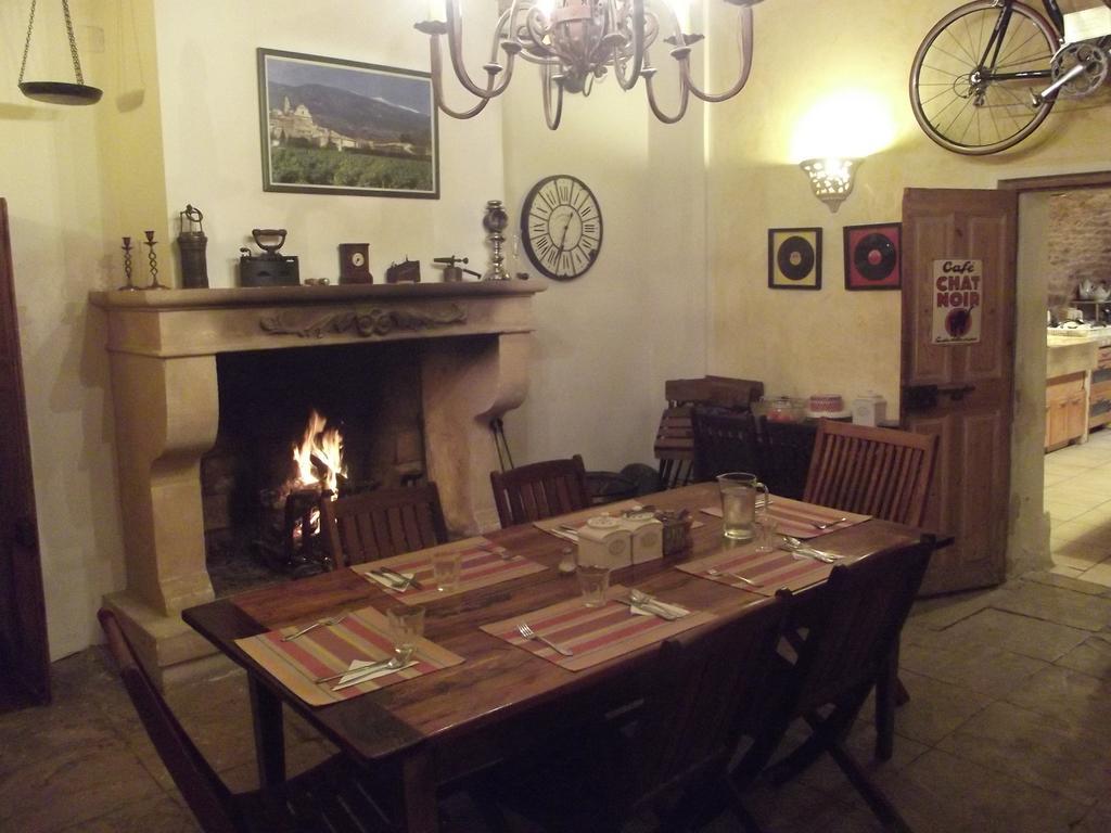 Chambres Et Table D'Hotes Au Brabo Mormoiron Esterno foto